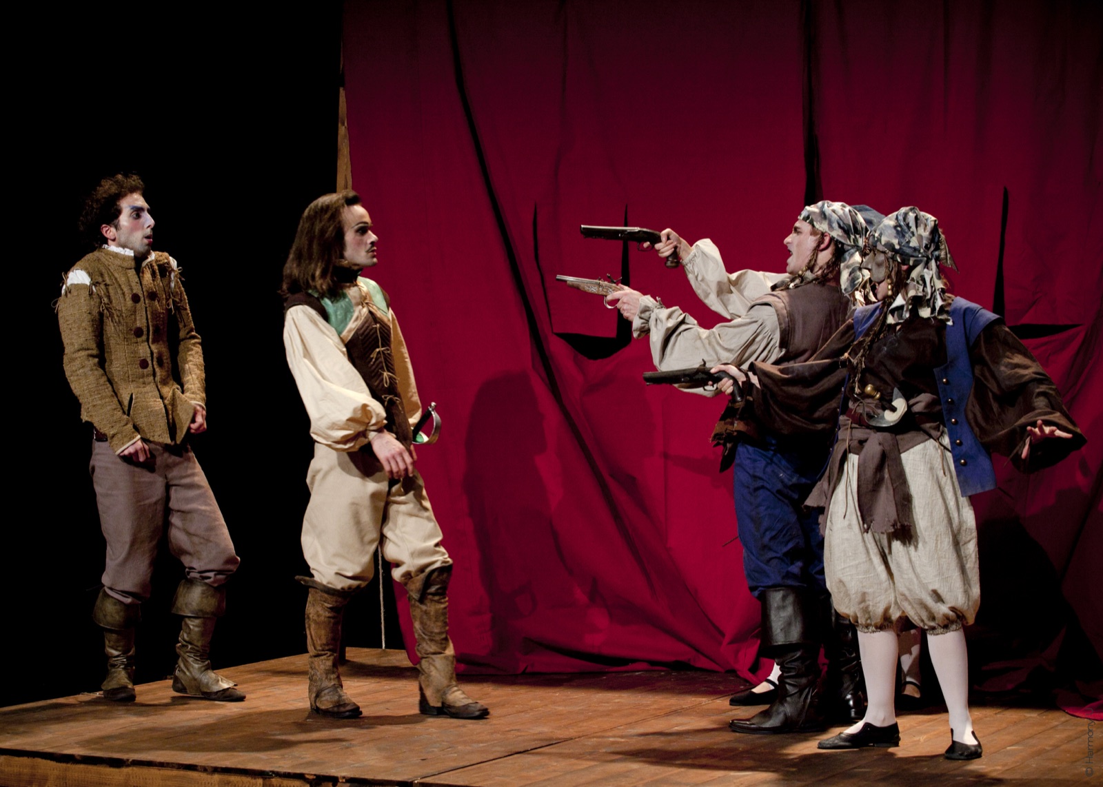 Scène collective en costumes